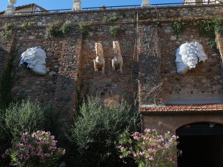 “Artinsolite” installazione nel Teatro Comunale, Centro polivalente, nella piazza centrale e per le vie del borgo in occasione dei 30 anni di carriera di Andrea Bocelli – Lajatico (PI)