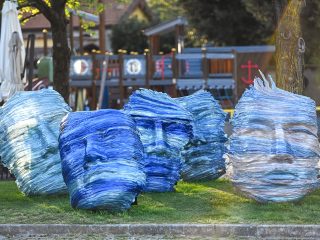 "Tracce" installazione diffusa con 60 sculture per la città di Cernobbio (CO)