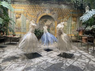 “Il giardino segreto” installazione nello storico Portone Palazzo Correale in piazza Tasso - Sorrento (NA)